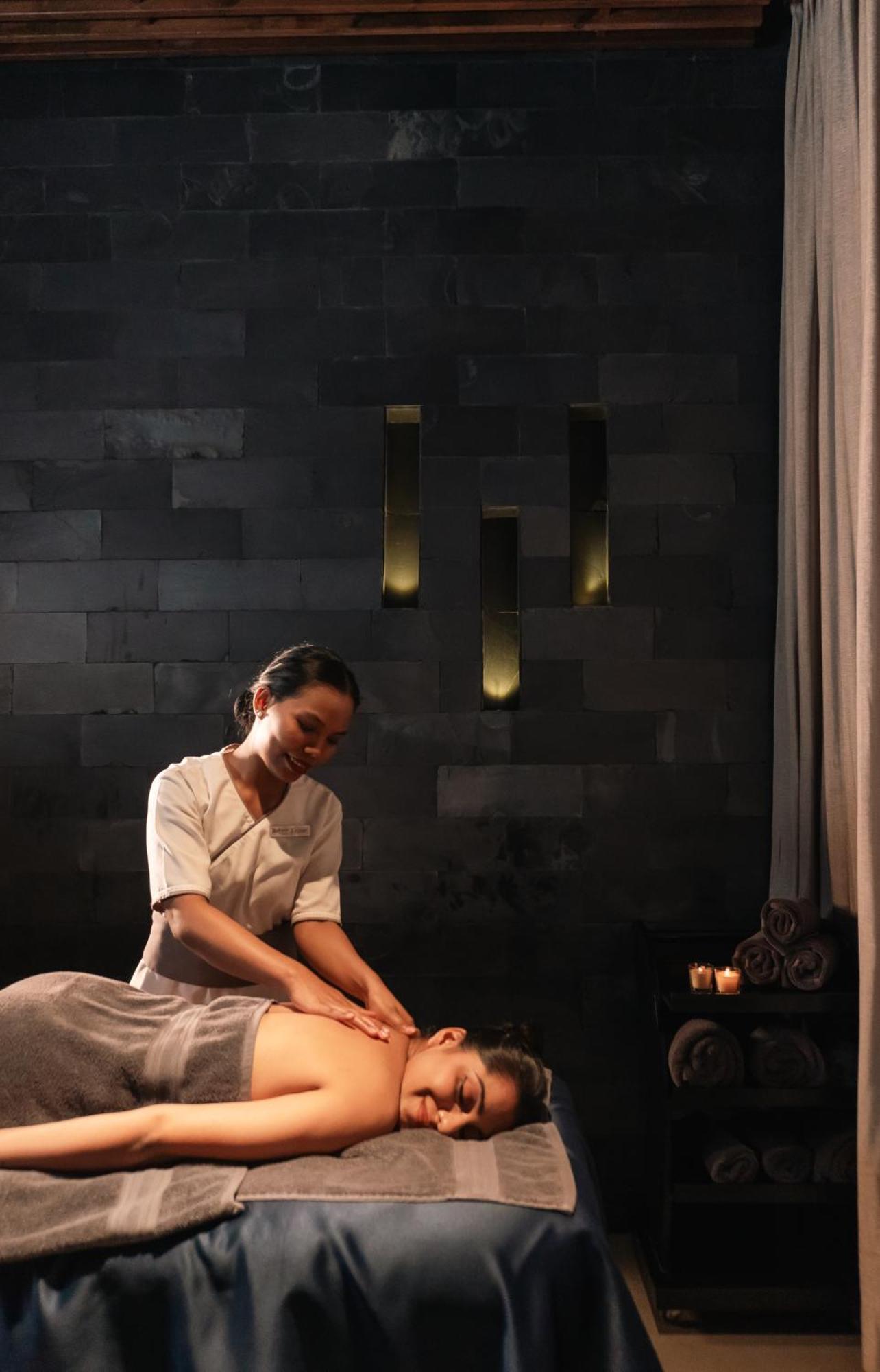 Radisson Resort And Spa Lonavala Εξωτερικό φωτογραφία A spa treatment